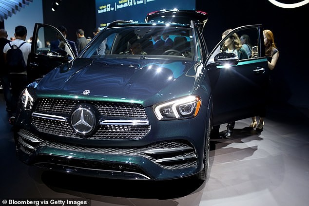 Hãng Mercedes bị kiện vì tính năng lên kính tự động làm đứt ngón tay khách hàng