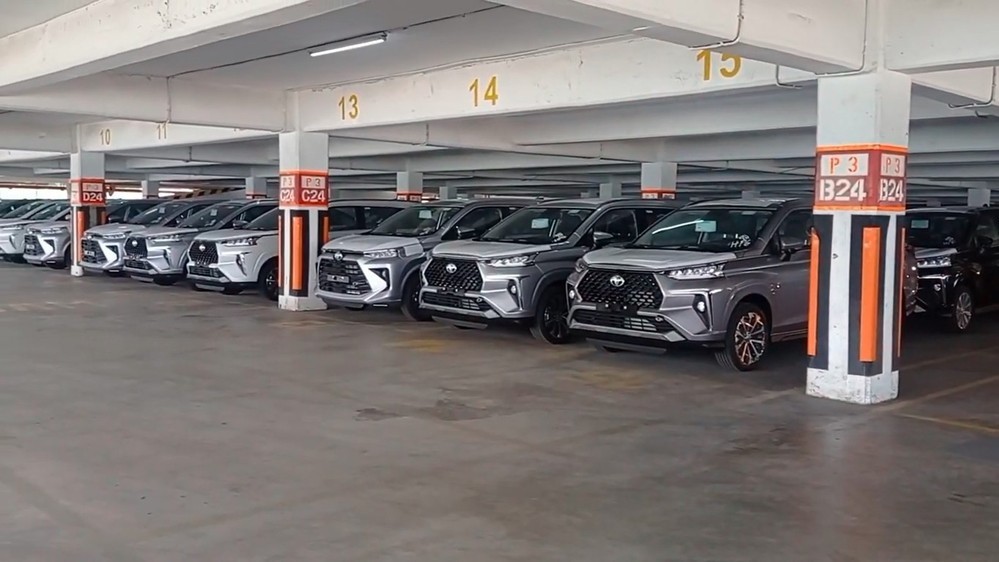 Dàn xe Toyota Veloz và Avanza 2022 tập kết ở cảng Indonesia, chuẩn bị về Việt Nam