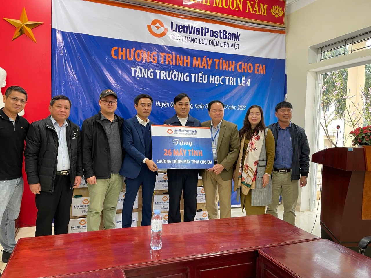 Trao tặng 26 bộ máy tính cho trường Tiểu học Tri Lễ 4 tại chương trình Sưởi ấm bản cao 2022