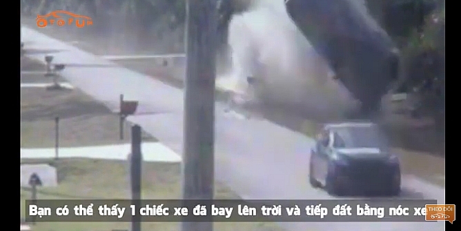 Tai nạn hy hữu: xe “bay lên trời” sau va chạm tại cuộc đua đường phố