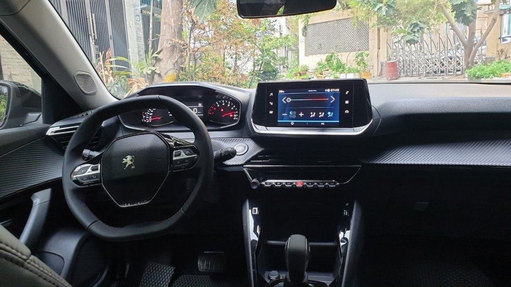 Người dùng Peugeot 2008 AT: Nội thất chỉ rộng ngang Vios