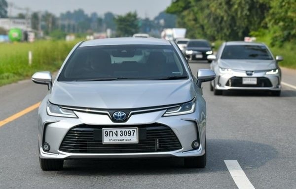 Sắp ra mắt phiên bản mới, Corolla Altis được đại lý giảm 100% lệ phí trước bạ