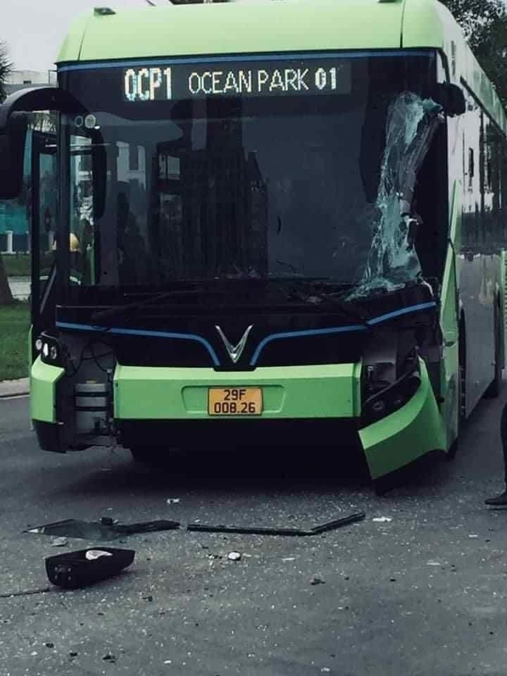 Bus điện VinFast vừa sử dụng đã gặp tai nạn