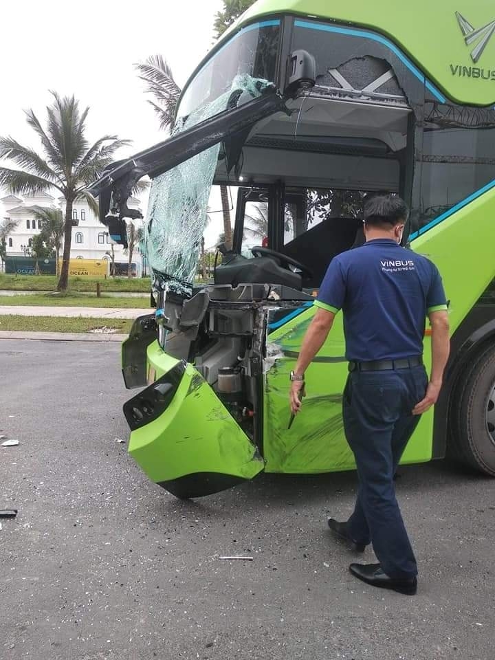 Bus điện VinFast vừa sử dụng đã gặp tai nạn