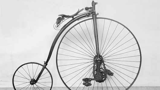 Tại sao xe đạp phát minh trong thế kỷ 19 luôn có bánh trước to hơn bánh sau?