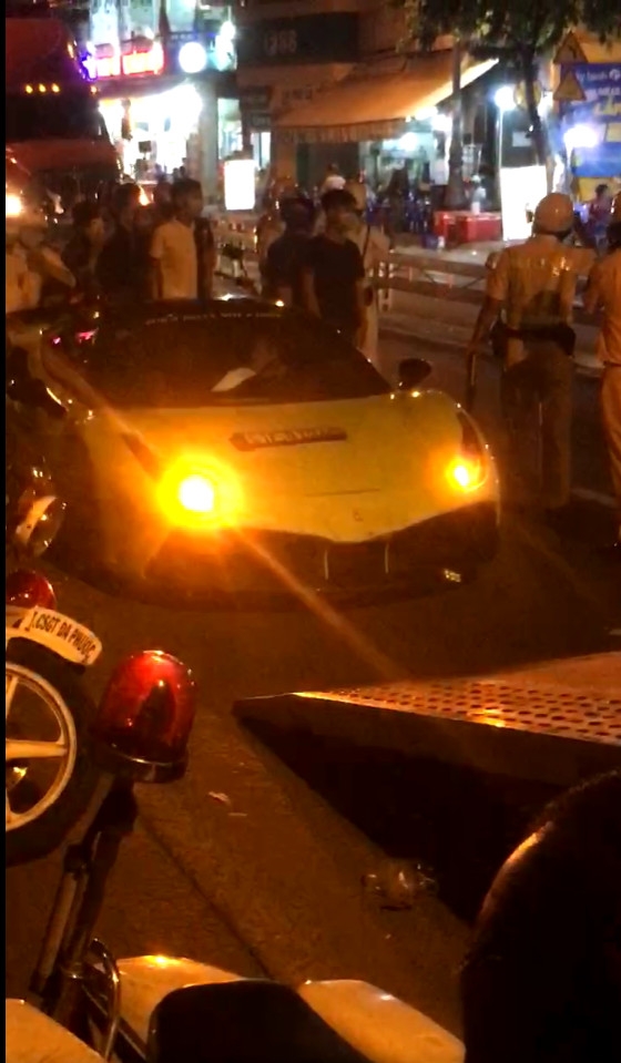 Chủ xe Ferrari bị còng tay vì chửi Cảnh sát giao thông