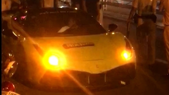 Chủ xe Ferrari bị còng tay vì chửi Cảnh sát giao thông