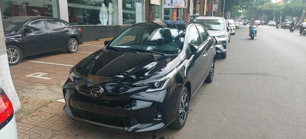 Những chiếc Toyota Vios 2023 đầu tiên bày sẵn ở đại lý, bản G CVT nhiều nâng cấp