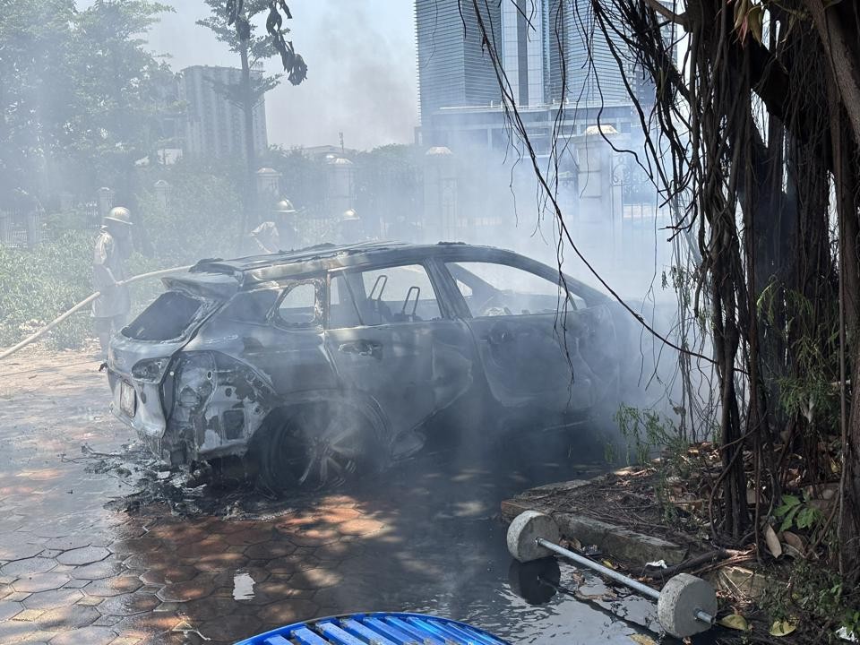 Hai ô tô bốc cháy giữa nắng nóng đỉnh điểm tại Hà Nội ngày 17/5