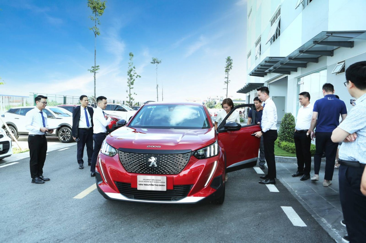 Thaco Auto hoàn tất thủ tục trao tặng Peugeot 2008 cho Nguyễn Thị Oanh