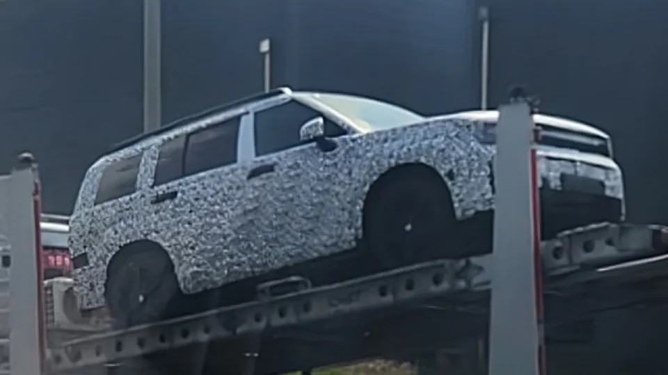 Hyundai Santa Fe 2023 lộ diện trên đường vận chuyển, thiết kế giống Land Rover