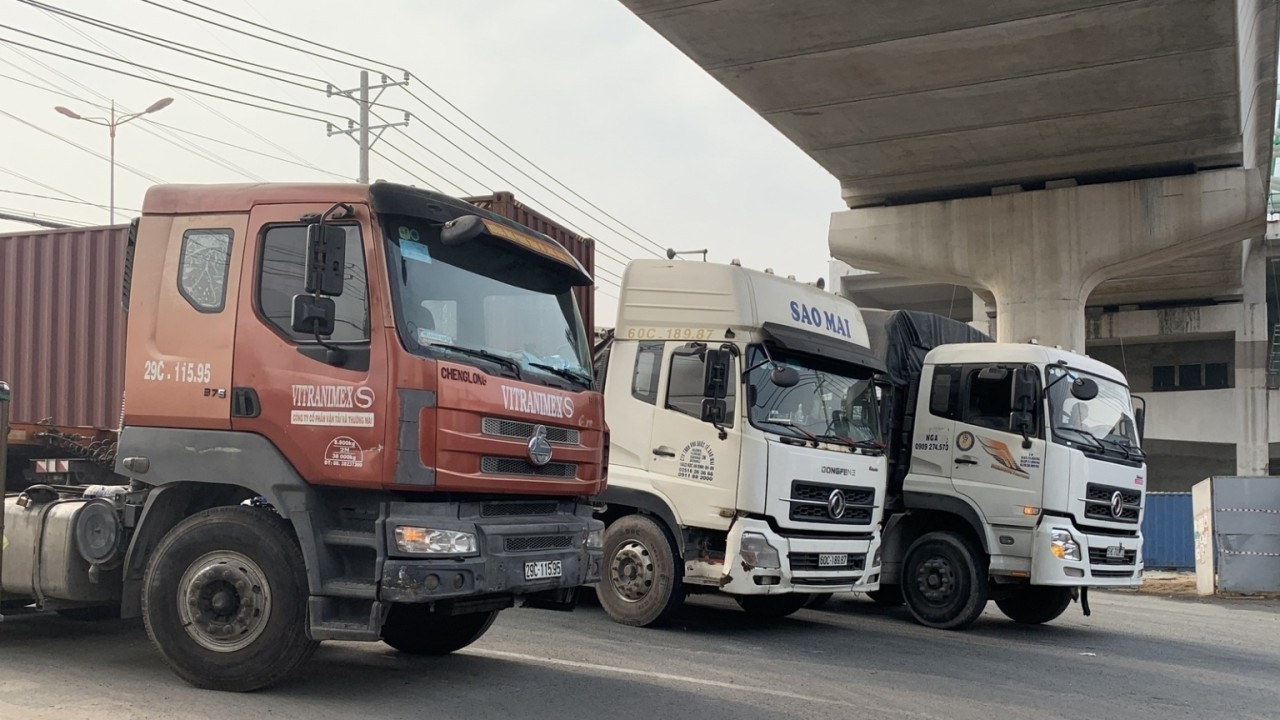 Đừng "đùa giỡn" với xe Container!
