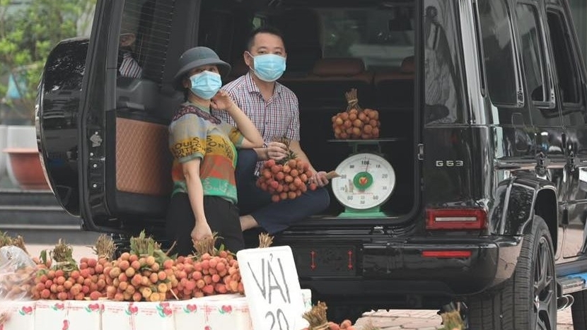 Chủ showroom siêu xe tại Hà Nội mang Mercedes-AMG G63 10 tỷ đồng ra bán vải thiều