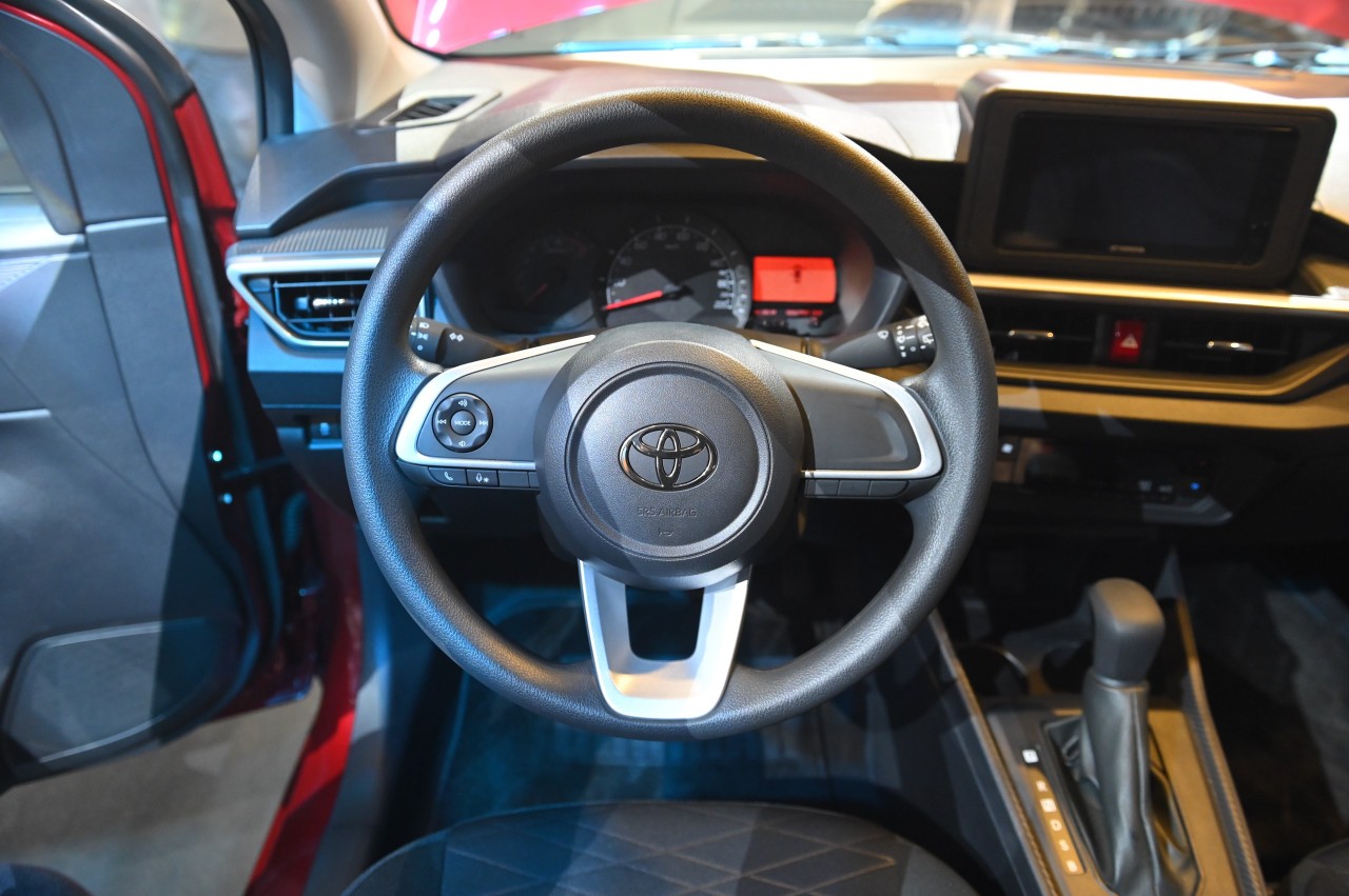 Vô-lăng Toyota Wigo 2023 dạng ba chấu được ốp viền mạ bạc