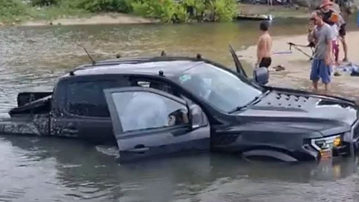 Ford Ranger Raptor bị ngập nước vẫn rao bán 1,2 tỷ đồng