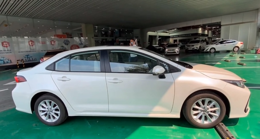 Cận cảnh Toyota Corolla Altis 2021 đầu tiên xuất hiện tại Việt Nam