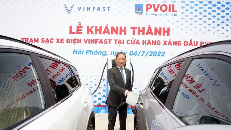Khánh thành trạm sạc xe điện VinFast đầu tiên tại cửa hàng xăng dầu PVOIL