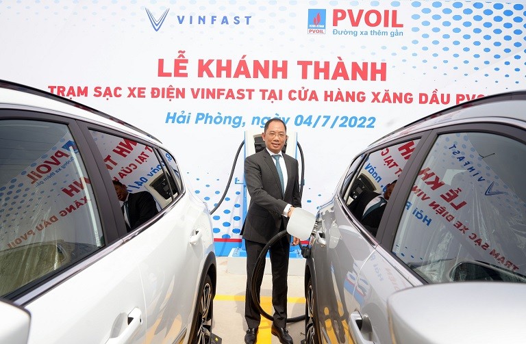 Khánh thành trạm sạc xe điện VinFast đầu tiên tại cửa hàng xăng dầu PVOIL