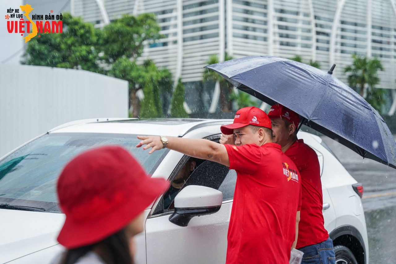 Ban tổ chức và đội ngũ kỹ thuật hướng dẫn các thành viên tham gia xếp xe