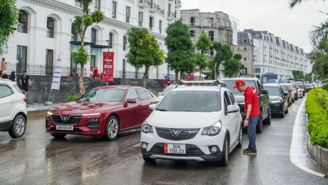 Ban tổ chức và đội ngũ kỹ thuật nhiệt tình hướng dẫn các thành viên tham gia xếp xe