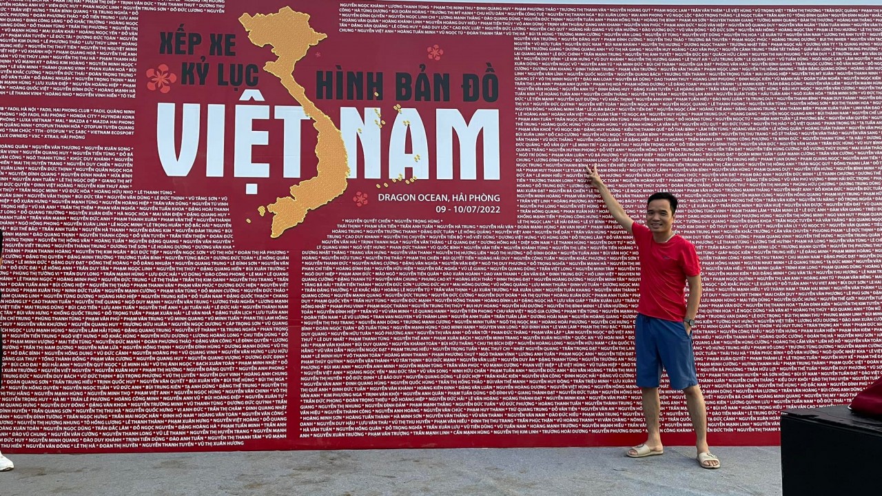 Các thành viên vui sướng khi cho xe vào vị trí trên hình bản đồ Việt Nam