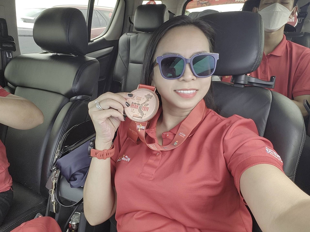 Thành viên hào hứng chụp ảnh cùng medal Xếp xe Kỷ lục Hình Bản đồ Việt Nam