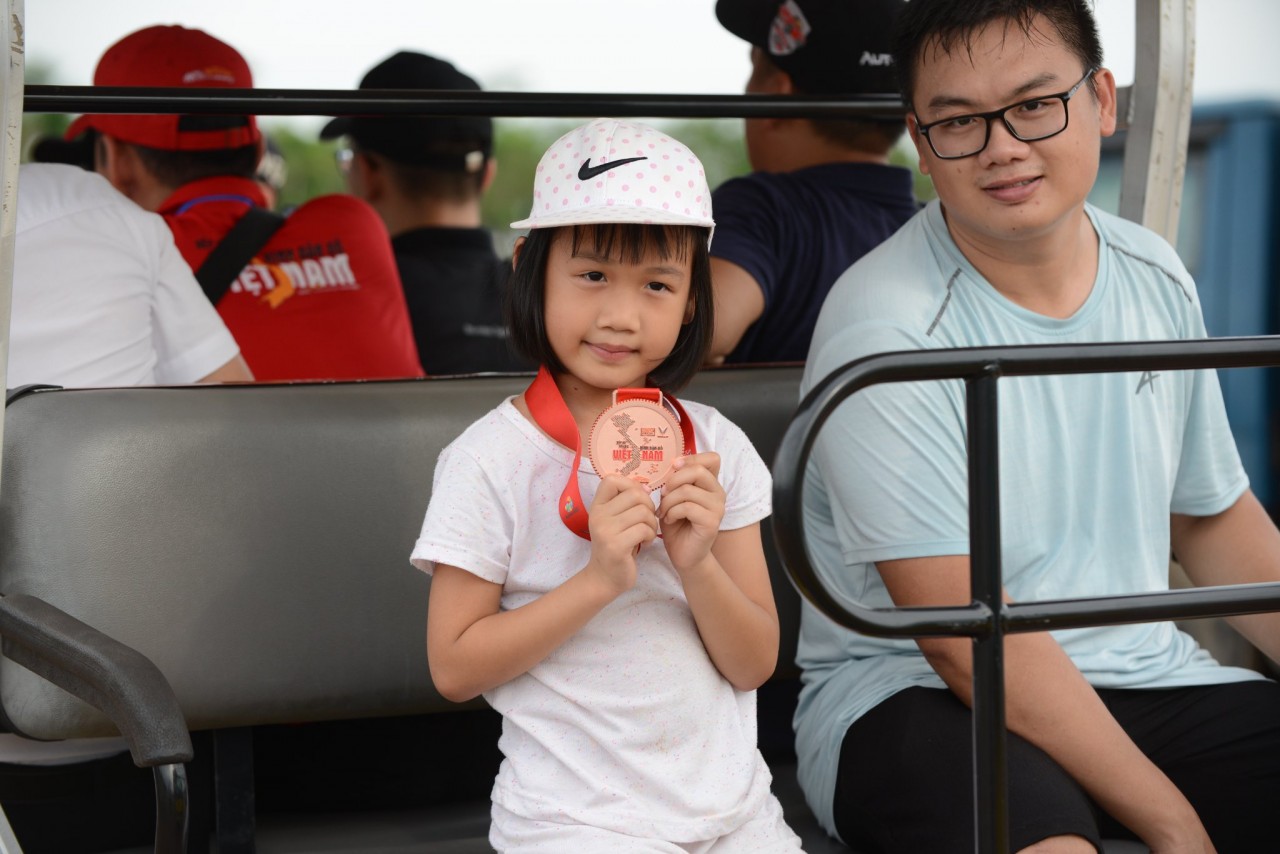 Thành viên hào hứng chụp ảnh cùng medal Xếp xe Kỷ lục Hình Bản đồ Việt Nam