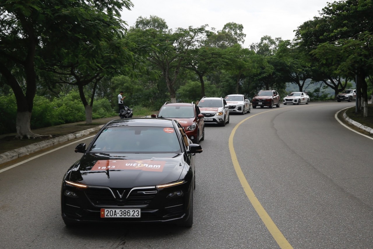 Khoảnh khắc hàng trăm chiếc xe nối đuôi nhau diễu hành qua cung đường ven biển Đồ Sơn