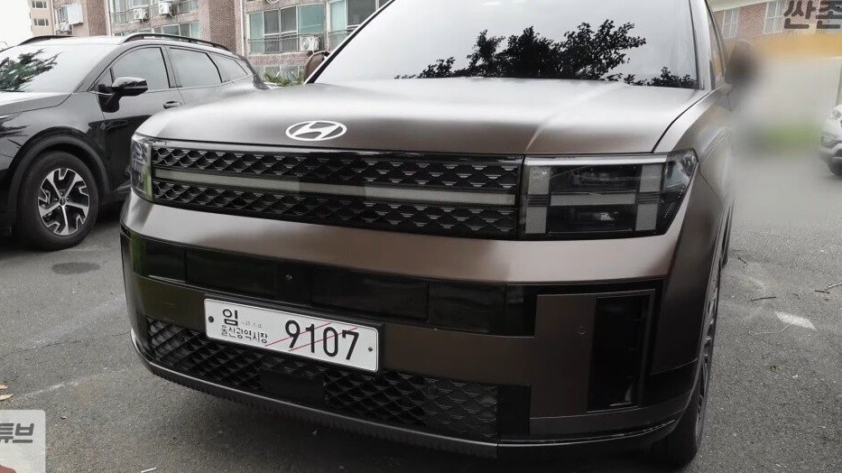 Hyundai Santa Fe 2024 màu nâu nhám xuất hiện trên đường phố gây sốt