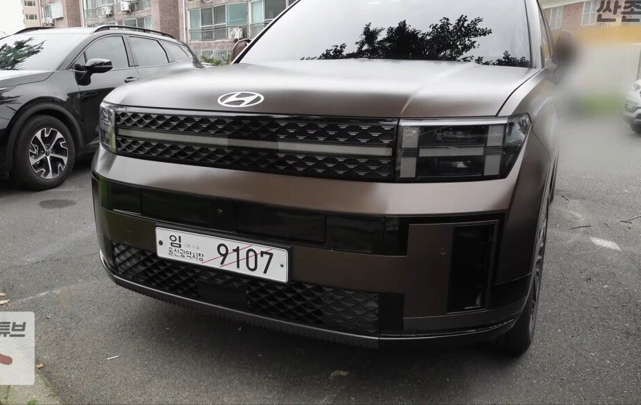 Hyundai Santa Fe 2024 màu nâu nhám xuất hiện trên đường phố gây sốt