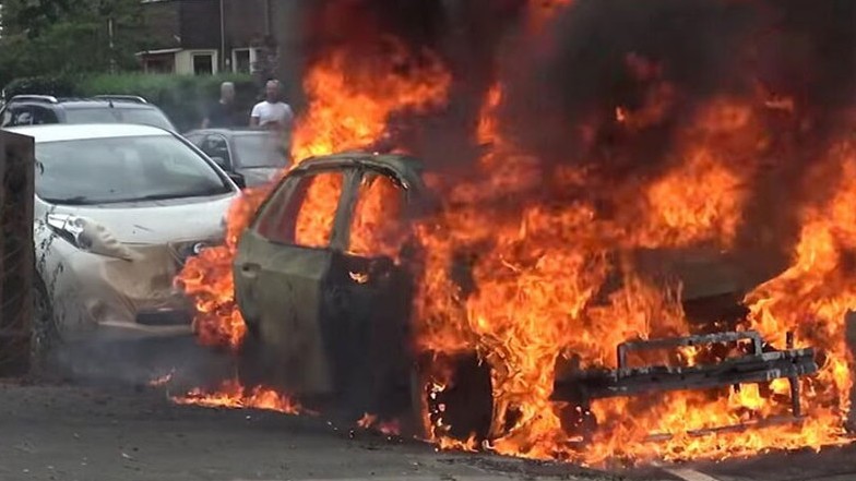 Xe điện Volkswagen bất ngờ phát nổ sau khi sạc