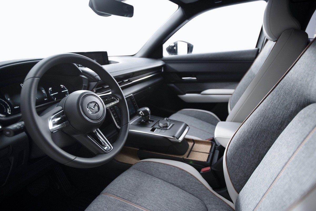 Chiêm ngưỡng MX-30 - mẫu xe điện đầu tiên Mazda sản xuất