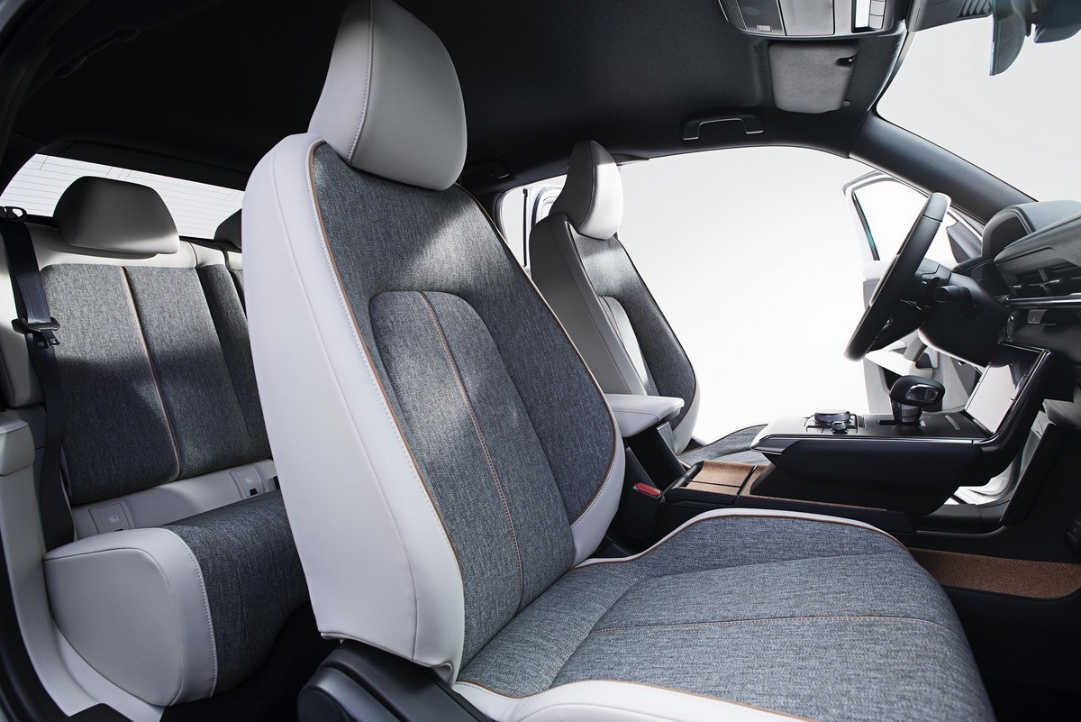 Chiêm ngưỡng MX-30 - mẫu xe điện đầu tiên Mazda sản xuất
