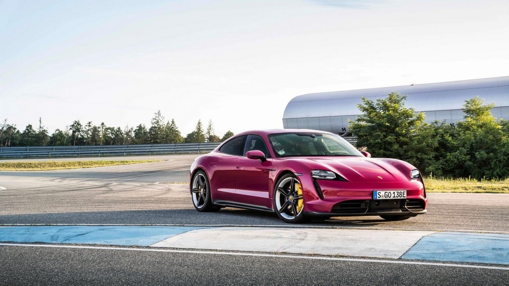 Porsche Taycan 2022 mới ra mắt lần đầu tiên được trang bị tính năng hỗ trợ đỗ xe tự động
