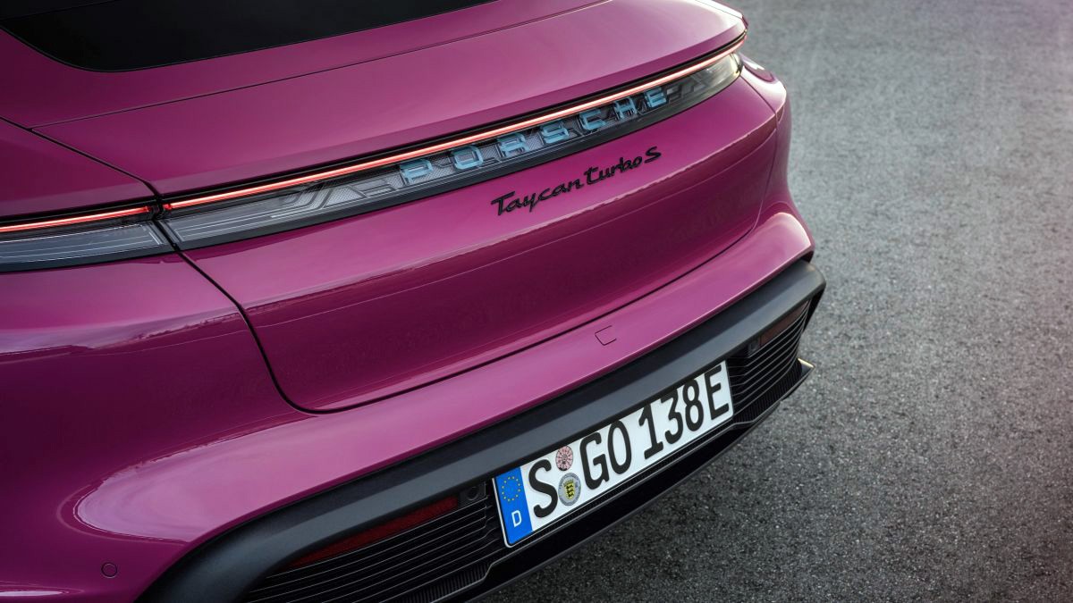 Porsche Taycan 2022 mới ra mắt lần đầu tiên được trang bị tính năng hỗ trợ đỗ xe tự động