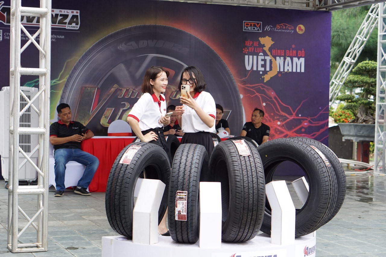Lốp Advenza thu hút khách tham quan tại sự kiện Xếp xe kỷ lục hình bản đồ Việt Nam