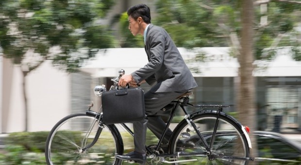 Phụ huynh Trung Quốc chê thầy giáo không có ô tô đi dạy học