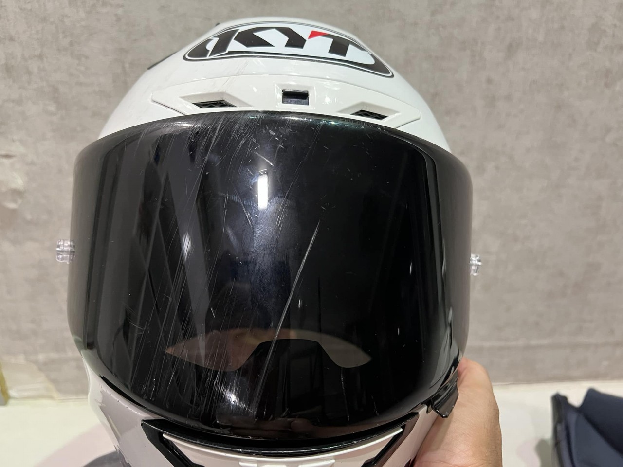 Tai nạn tại giải đua xe máy VMRC 2023: Vì sao mũ bảo hiểm hỏng nhẹ mà tay đua chấn thương nặng?