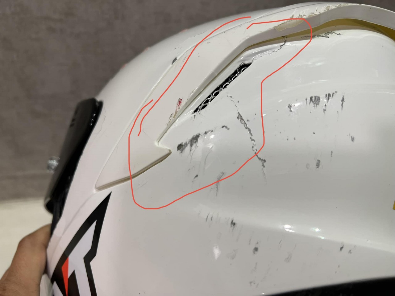Vụ tai nạn VMRC 2023: mũ bảo hiểm hư hỏng nhẹ nhưng vận động viên chấn thương nặng