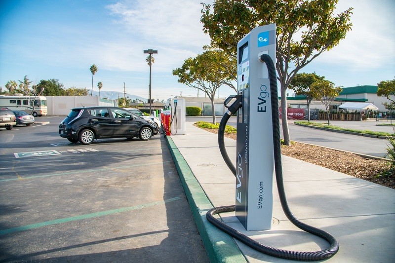 Nhu cầu xe hybrid dự báo tăng cao tại Mỹ do thiếu trạm sạc điện