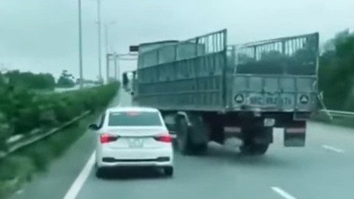 Màn "vờn" nhau trên cao tốc giữa Hyundai Grand i10 và xe tải khiến người xem tức mắt