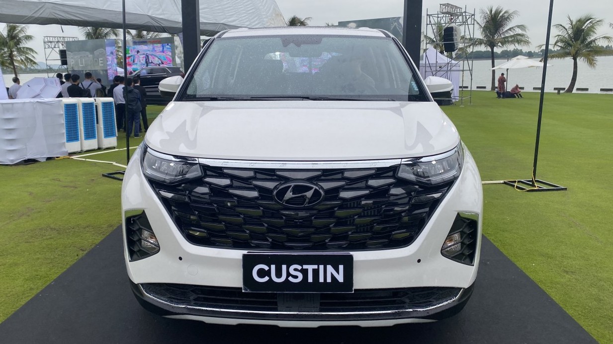 Giá lăn bánh Hyundai Custin vừa ra mắt