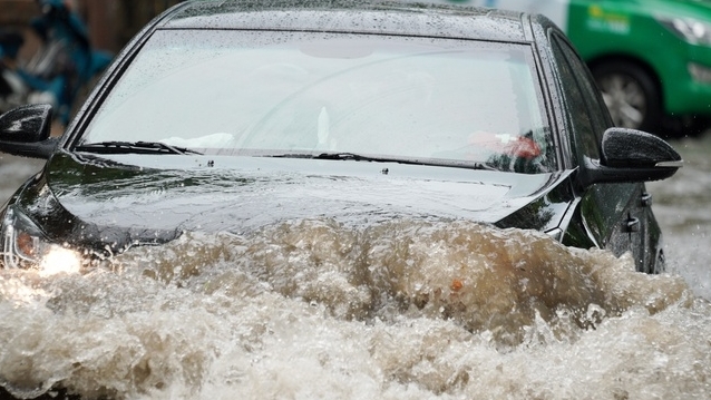 Ô tô ngập bùn lầy xử lý ra sao để tránh thiệt hại?