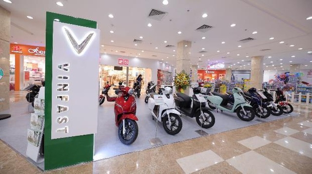 VinFast đồng loạt khai trương 21 showroom ô tô và xe máy điện