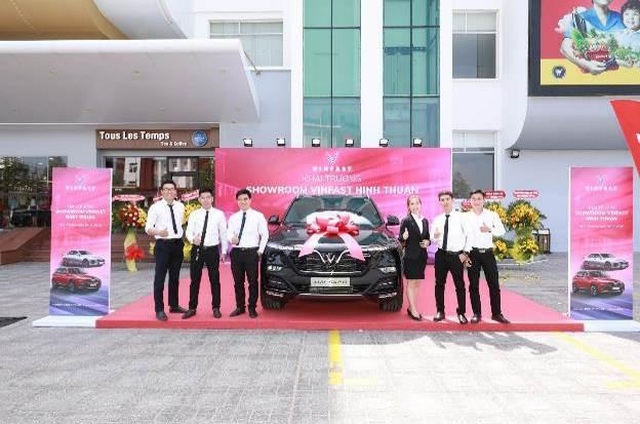 VinFast đồng loạt khai trương 21 showroom ô tô và xe máy điện