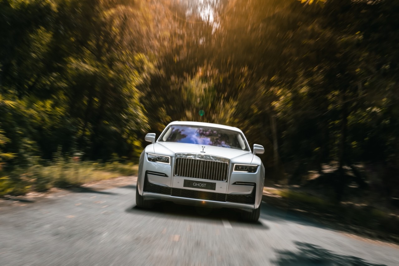 RollsRoyce New Ghost lộ diện giữa Sài Gòn  ELLE Man