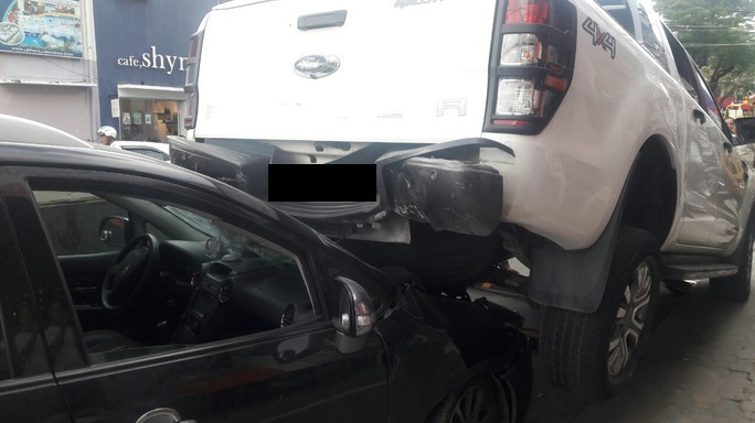 Tình huống lùi xe này thì ai đúng ai sai và Bảo hiểm hỗ trợ được bao nhiêu hả các bác?