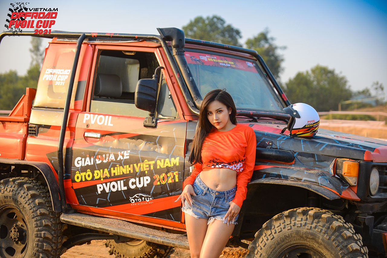 [PVOIL VOC 2021] Thiếu nữ diện đồ Giáng sinh bên 'chiến binh' offroad