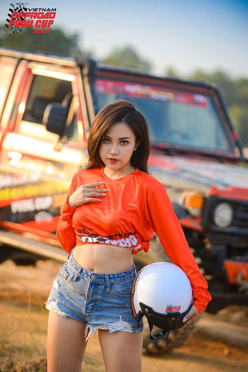 [PVOIL VOC 2021] Thiếu nữ diện đồ Giáng sinh bên 'chiến binh' offroad