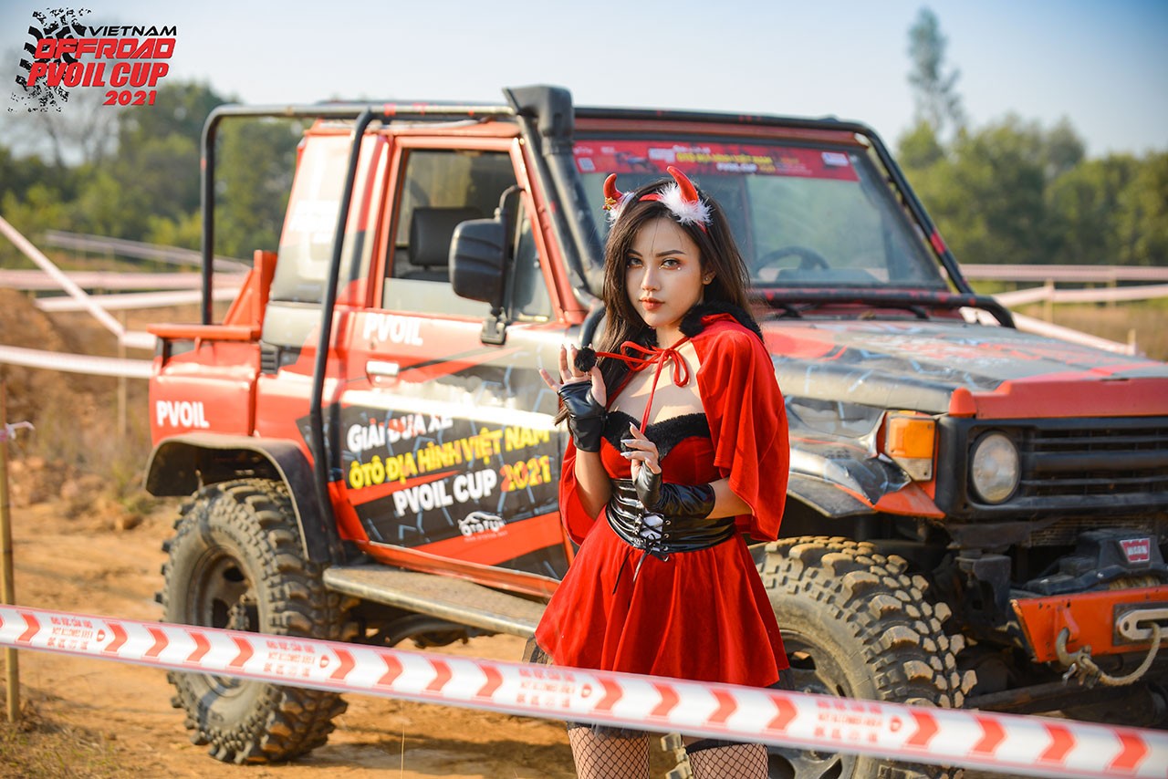 [PVOIL VOC 2021] Thiếu nữ diện đồ Giáng sinh bên 'chiến binh' offroad
